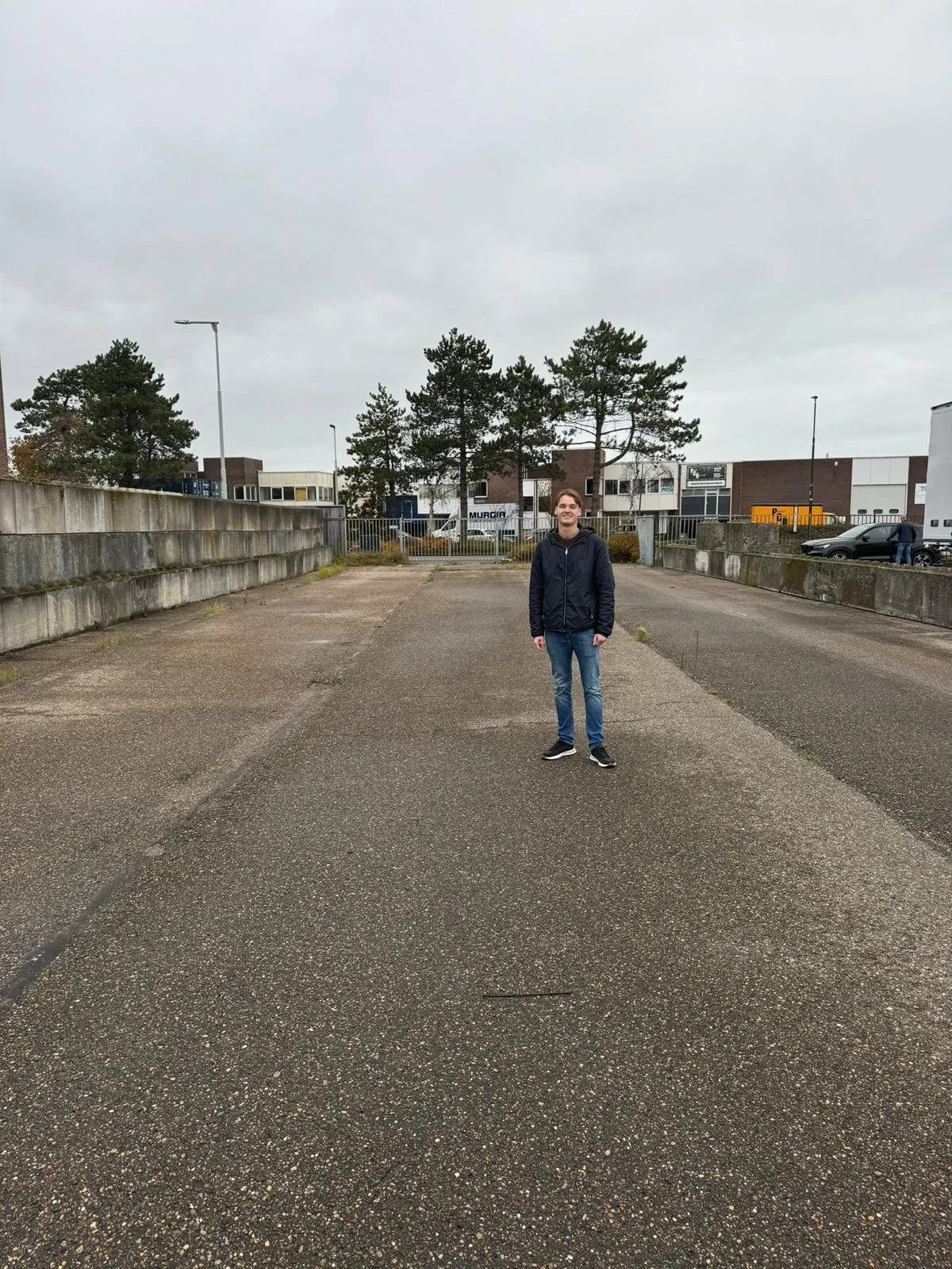 Levi op het grotere terrein van Junior Automotive
