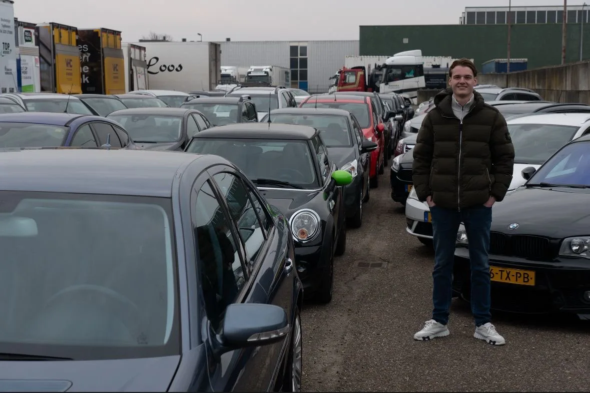 Levi tussen de auto’s op het terrein van Junior Automotive